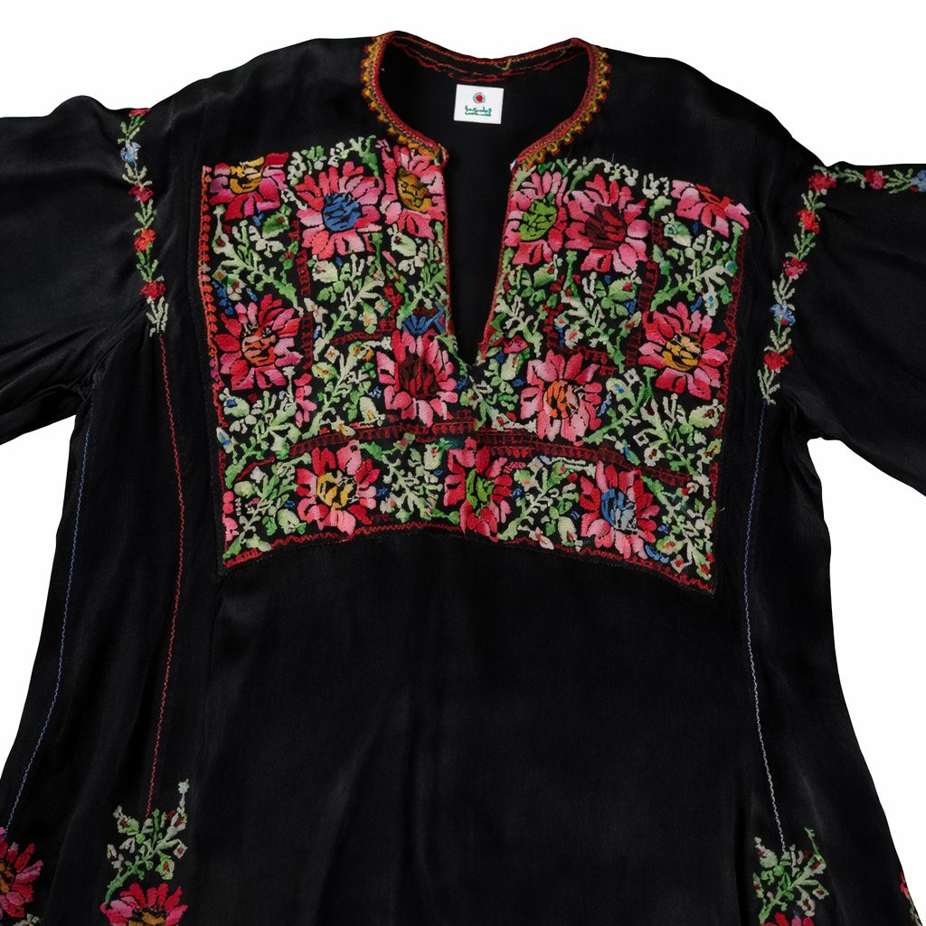 Additional detail of South Hebron thobe